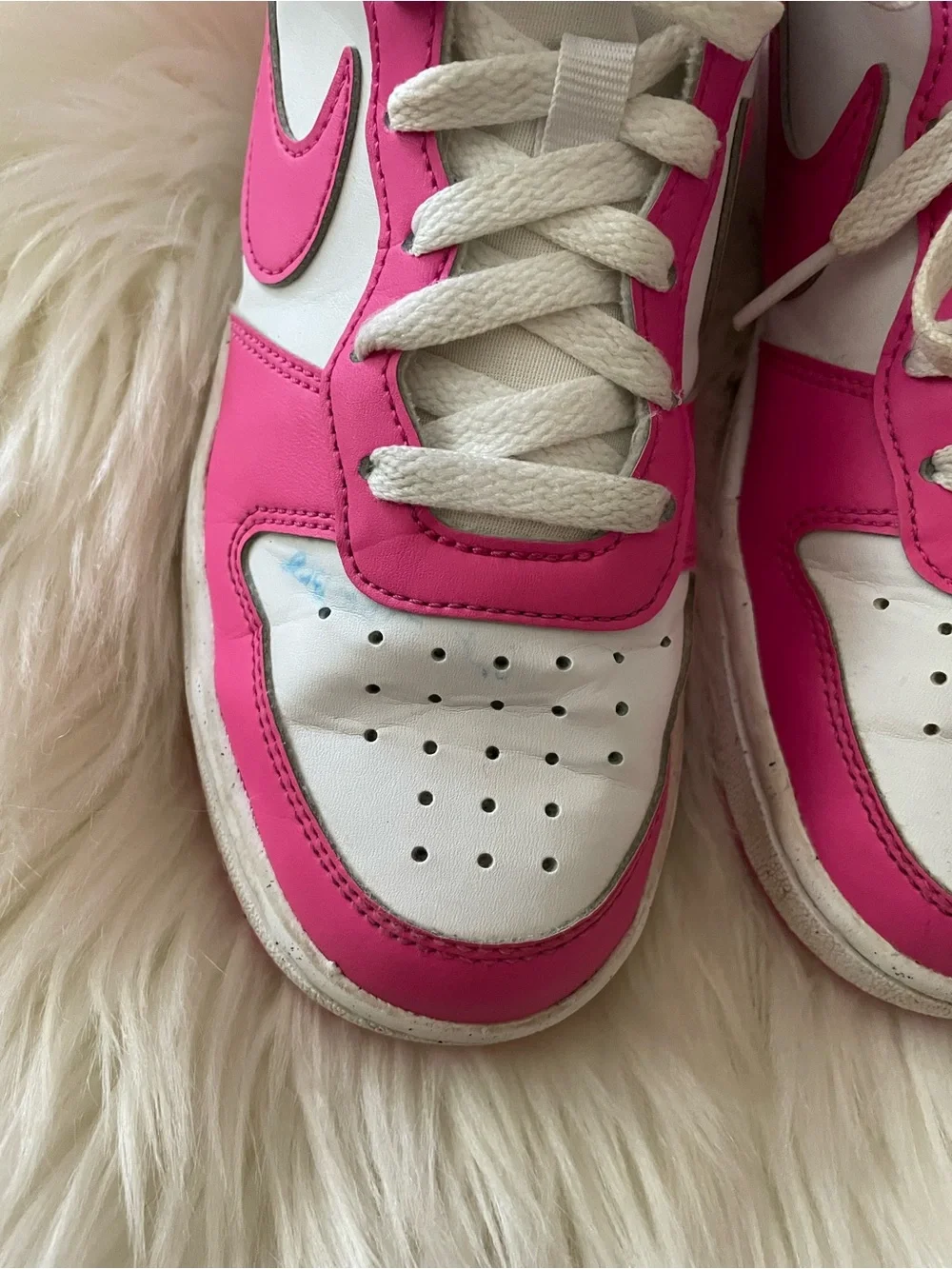 Nike Kids Low-Top Sneakers in White and Hot Pink